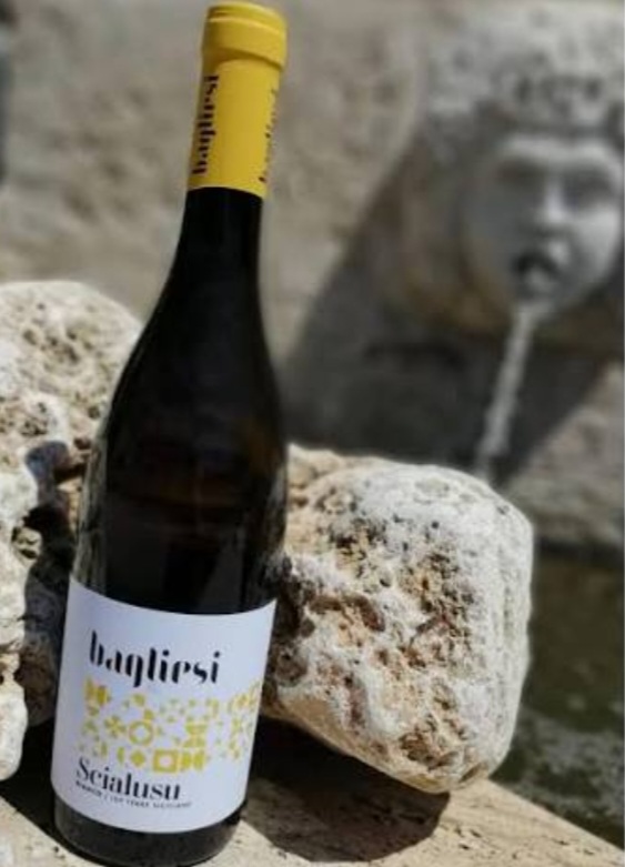 Bottiglia di Scialusu della Cantina Bagliesi appoggiata alla pietra