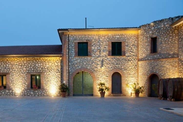 Facciata in pietra del baglio Milazzo al crepuscolo