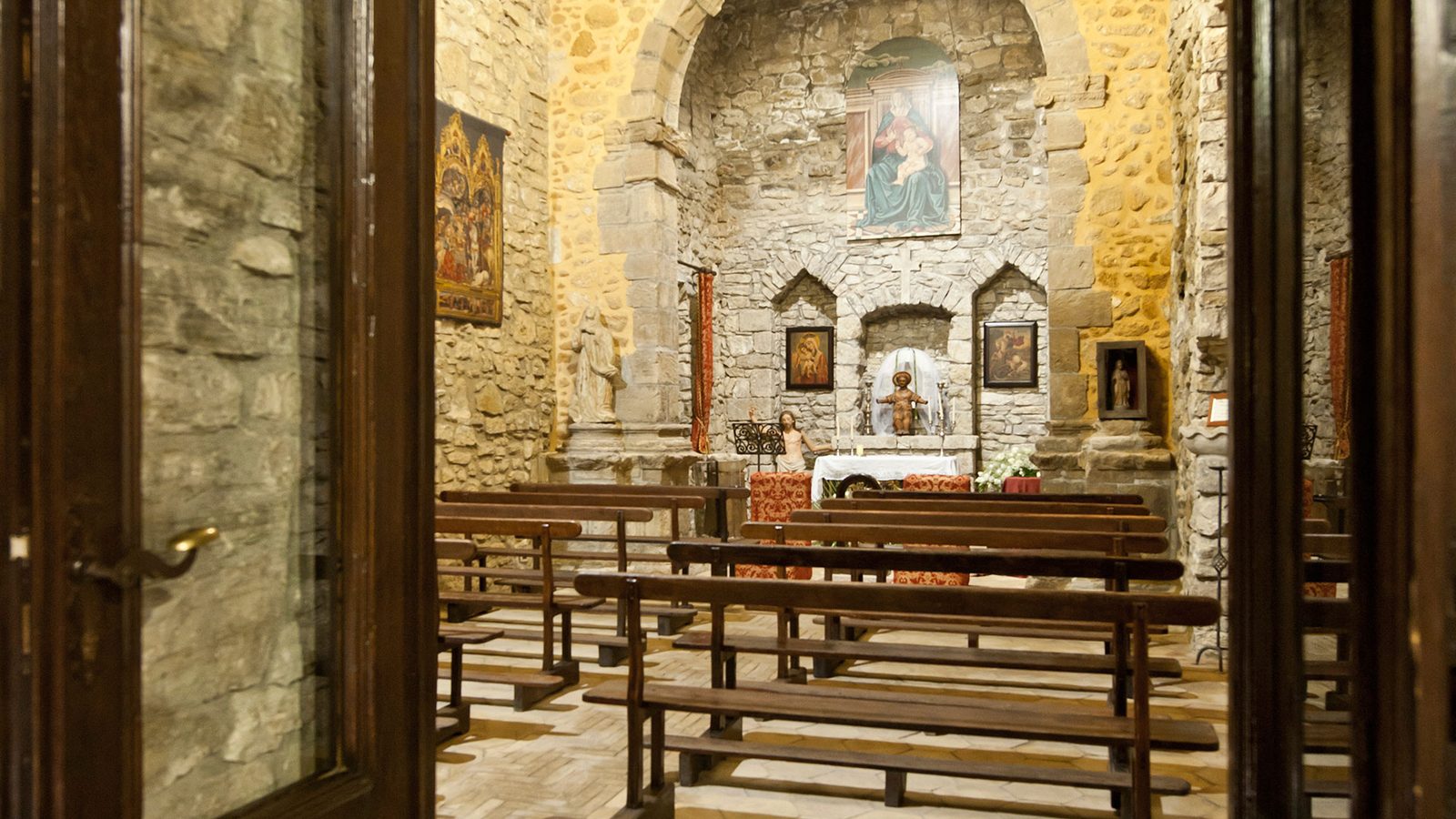 L'antica chiesa interna al Castello Chiaramonte con affreschi e pareti in pietra