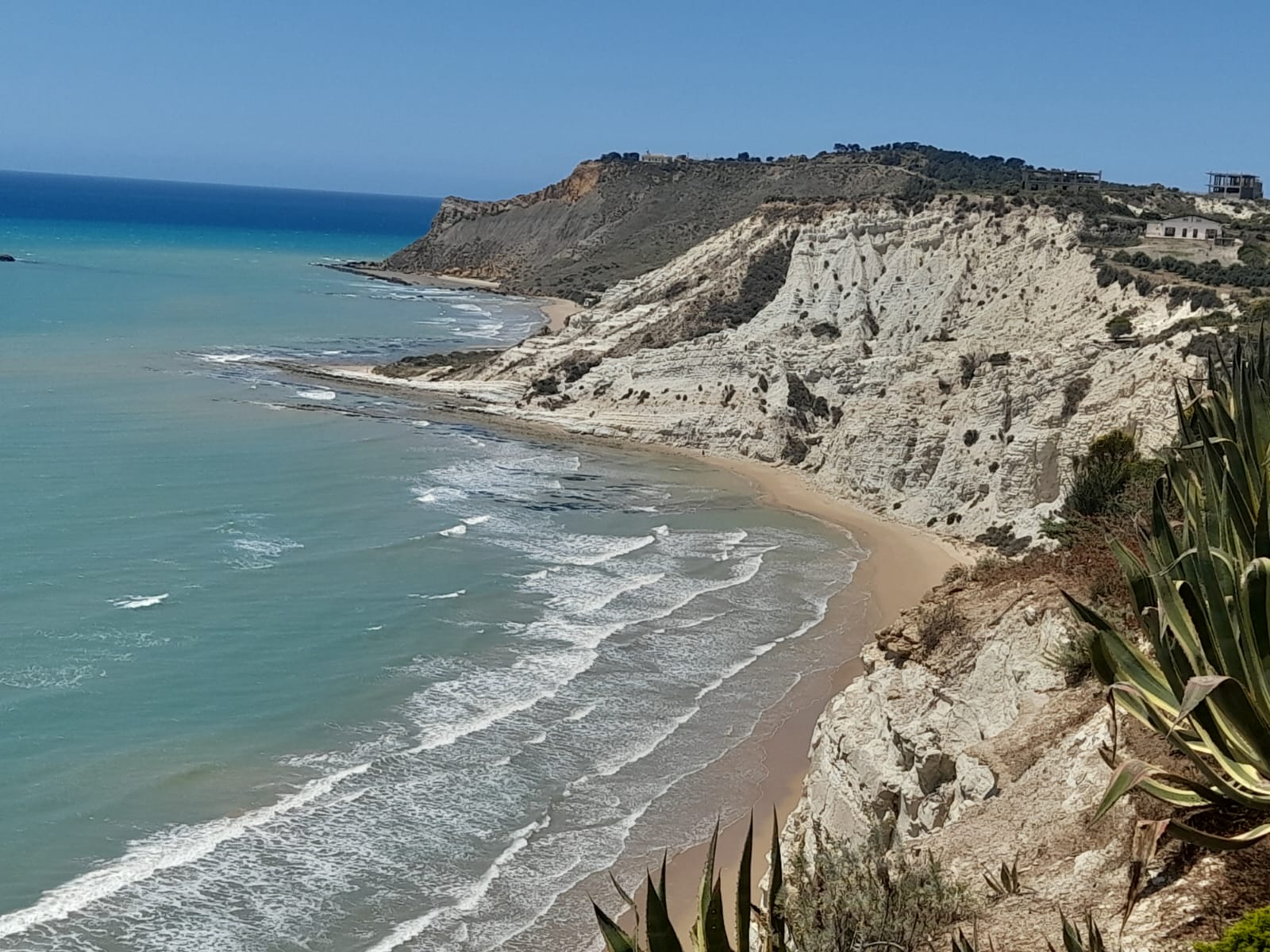 La baia della Scala dei Turchi con la spiaggia dorata e il mare turchese