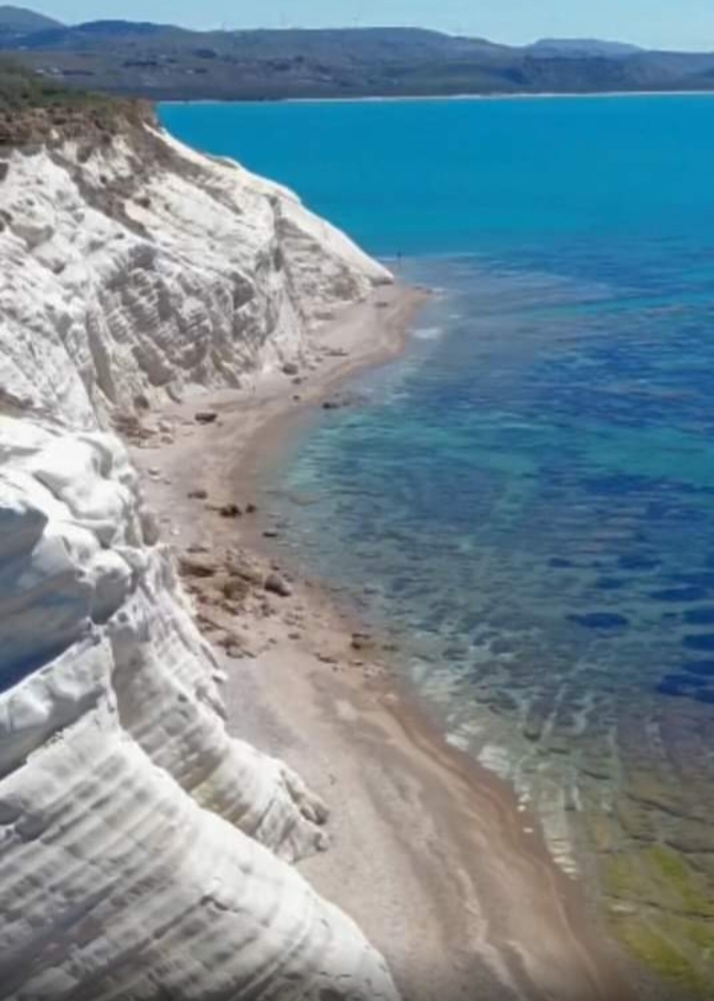 La falesia bianca della Scala dei Turchi a picco sul mare turchese