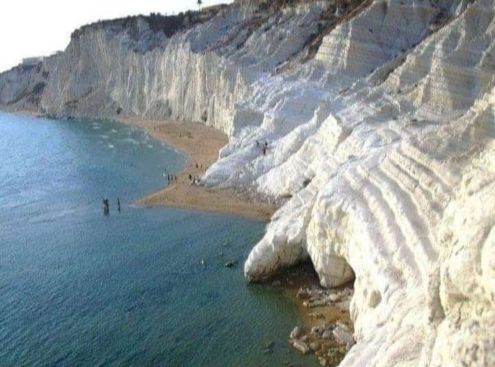 Veduta dall'alto della Scala dei Turchi con la spiaggia e il mare al tramonto