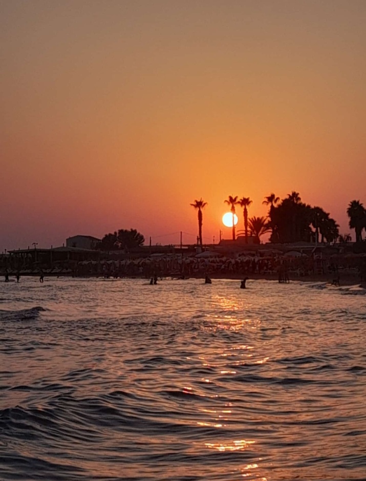 Tramonto con palme sulla spiaggia della Mollarella a Licata