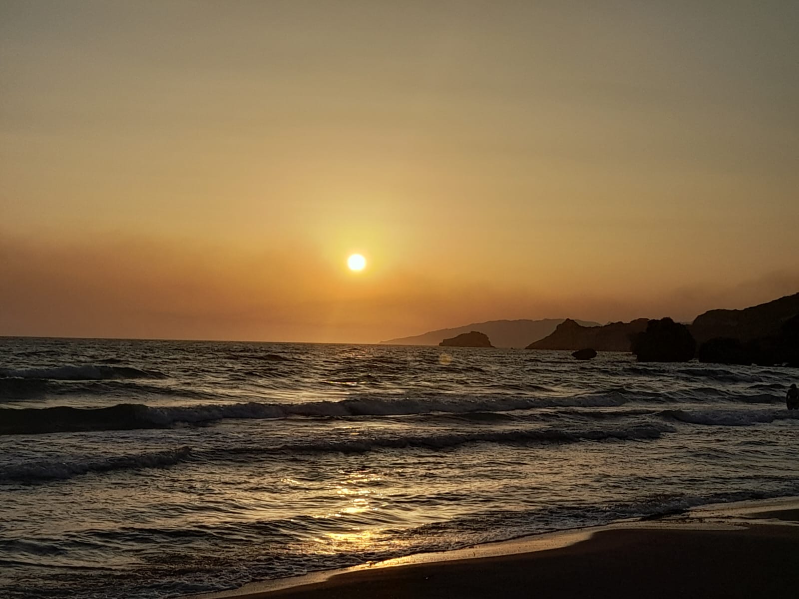 La battigia di Poliscia con le onde al tramonto