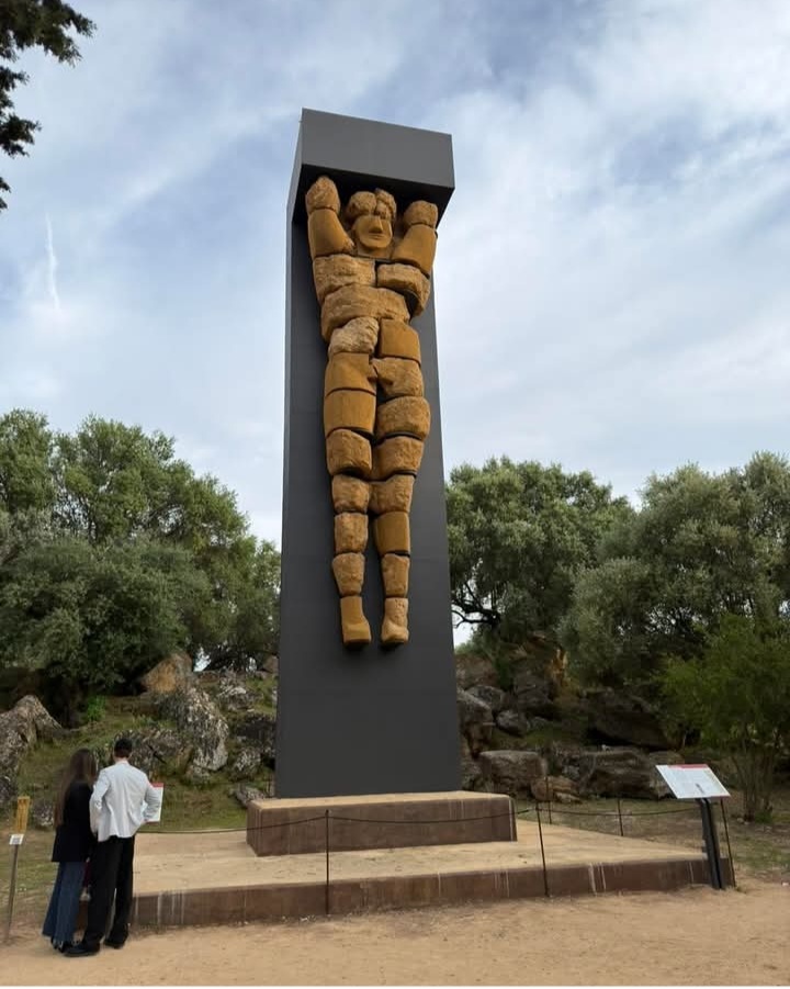 Installazione d'arte contemporanea tra gli ulivi della Valle dei Templi