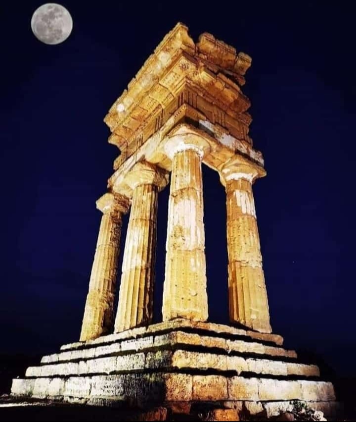 Il Tempio dei Dioscuri illuminato di notte con la luna piena